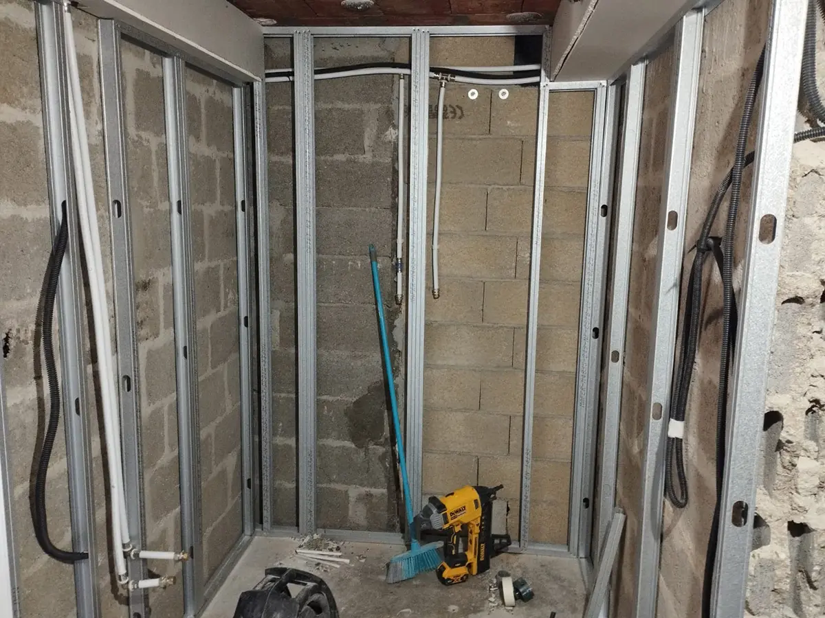 Avant - Salle de douche rénovée à Hossegor